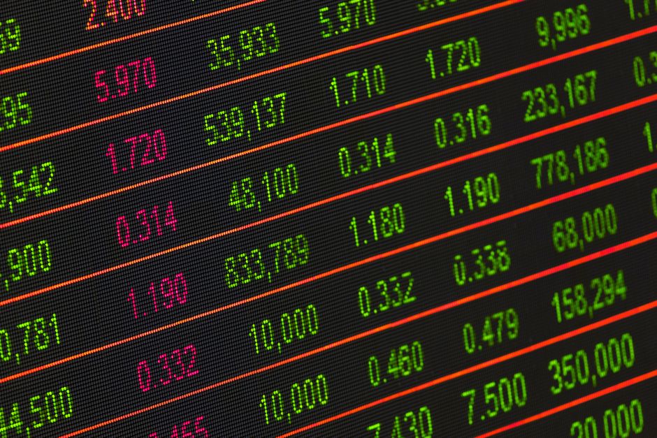 Nasdaq e S&P 500 avançam antes da decisão do Fed; queda do petróleo alivia tensão